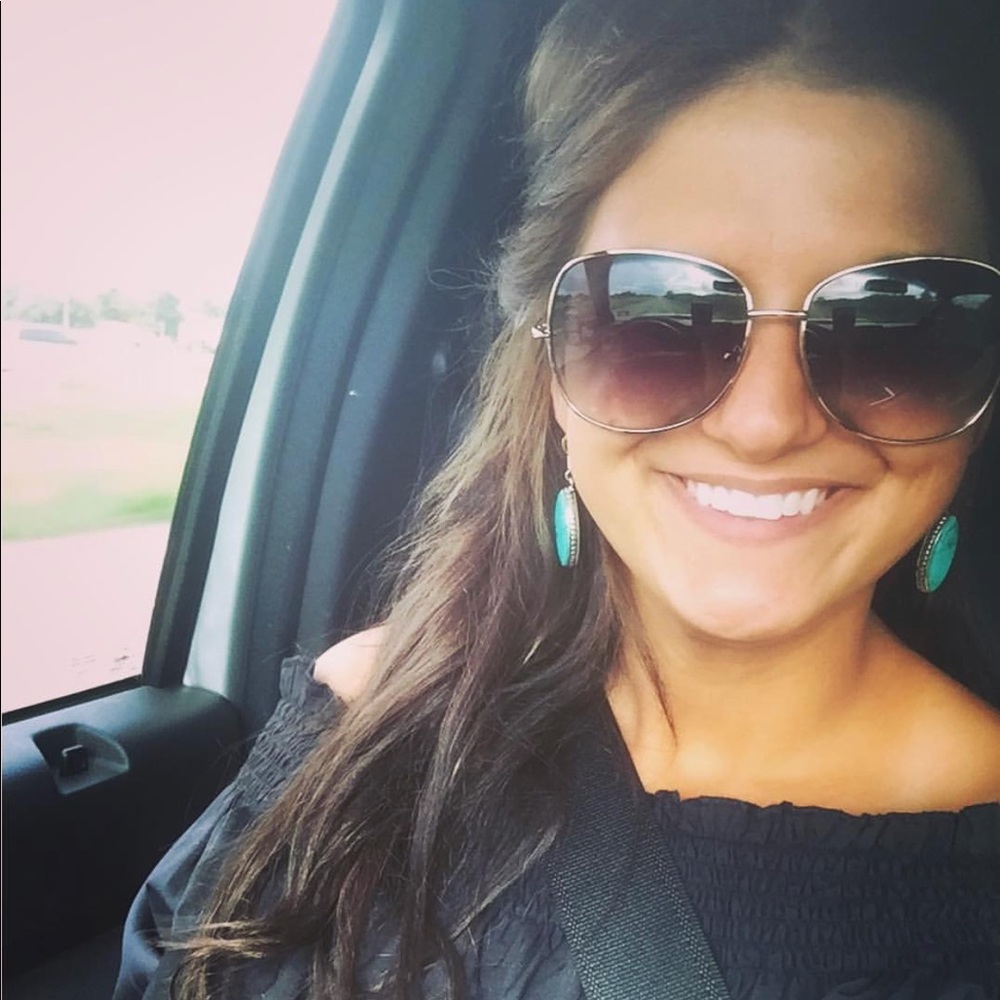 Meet your Posher, Kayla